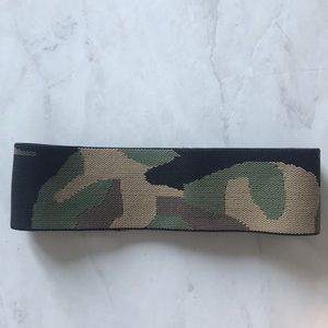 Hand landed camo choker